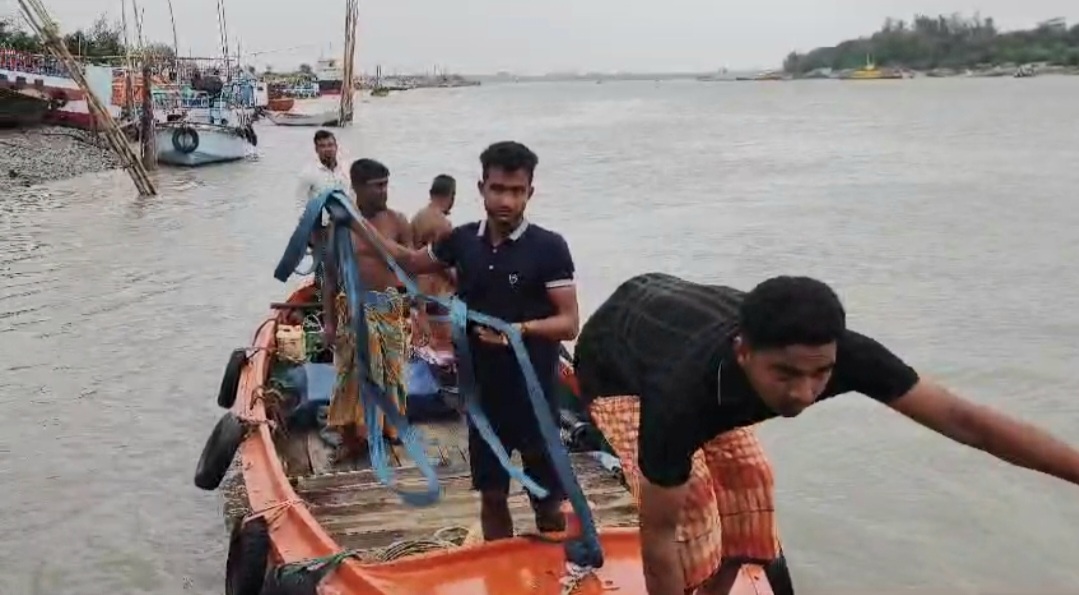 Rescue Efforts Intensify: Naval Police and Fire Services Mobilized for Riverbank Operations. Photo: Voice7 News